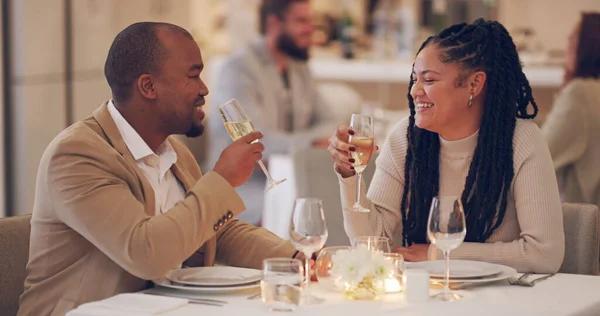 Ce soir, c'est pour nous célébrer. Vidéo 4k d'un couple portant un toast lors d'un rendez-vous dans un restaurant. — Photo