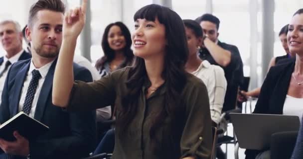 Aprendes haciendo preguntas. 4k metraje de una mujer de negocios levantando la mano durante una conferencia. — Vídeos de Stock