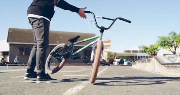 La práctica es perfecta. 4k video de un joven motociclista bmx haciendo trucos con su bicicleta en un parque de skate. — Vídeo de stock