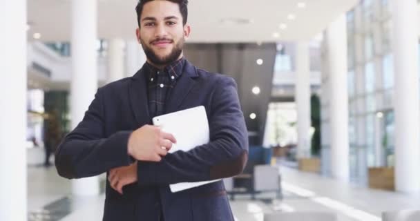 O segredo é uma atitude positiva. Filmagem em vídeo 4k de um jovem empresário confiante trabalhando em um escritório moderno. — Vídeo de Stock