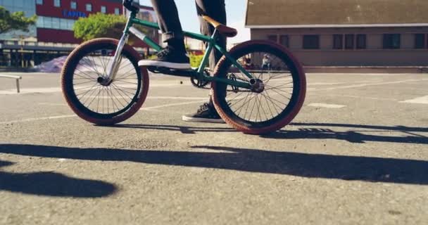Поздравляю с приземлением, братан. 4k видео молодого байкера, который дает пять своему другу во время езды на велосипеде в скейт-парке. — стоковое видео
