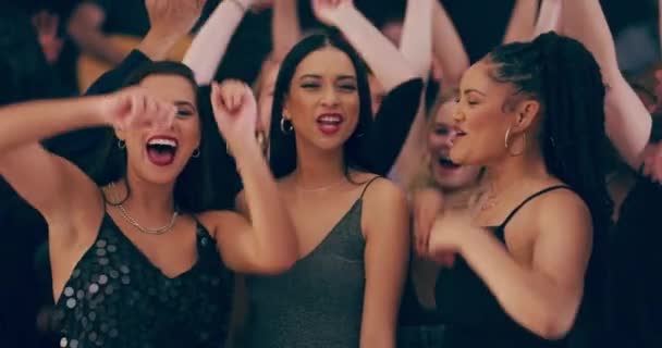 Ikväll blir vi hypade. 4k videofilmer av unga kvinnor som dansar tillsammans på en fest. — Stockvideo
