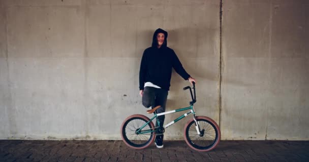Він знає найкращі велосипедні плями в місті — стокове відео