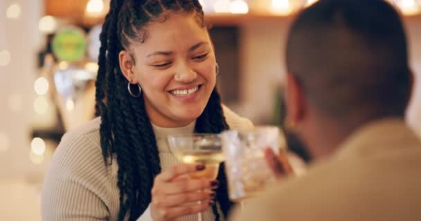 Um brinde a uma boa noite pela frente. Filmagem em vídeo 4k de um jovem casal tomando bebidas em um bar. — Vídeo de Stock