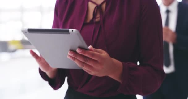 En una misión para el éxito. Imágenes de video 4k de una mujer de negocios usando una tableta digital en el lugar de trabajo. — Vídeo de stock