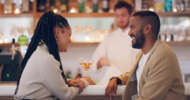 Posso fazer-te companhia? Filmagem em vídeo 4k de um jovem casal tomando bebidas em um bar. — Vídeo de Stock