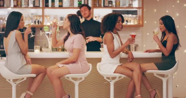 Jede Stunde ist Happy Hour mit tollen Freunden wie diesen — Stockvideo