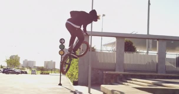 Gehen Sie groß oder gehen Sie nach Hause. 4k-Video eines jungen BMX-Bikers beim Tricksen auf seinem Fahrrad in einer urbanen Umgebung. — Stockvideo