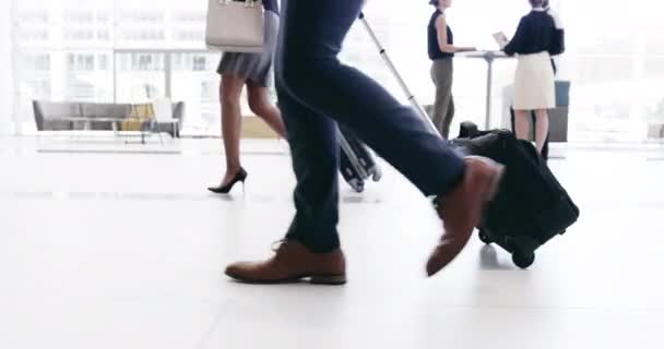 Ir a la distancia en los negocios. Imágenes de video de 4k de empresarios caminando en el centro de convenciones. — Vídeos de Stock