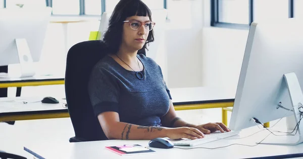 El éxito ocurre en su escritorio. Recorte de una atractiva joven empresaria que trabaja en su ordenador en la oficina. — Foto de Stock