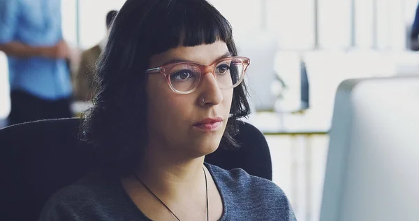 Concentrando la sua creatività. Colpo ritagliato di una giovane donna d'affari attraente che lavora sul suo computer in ufficio. — Foto Stock