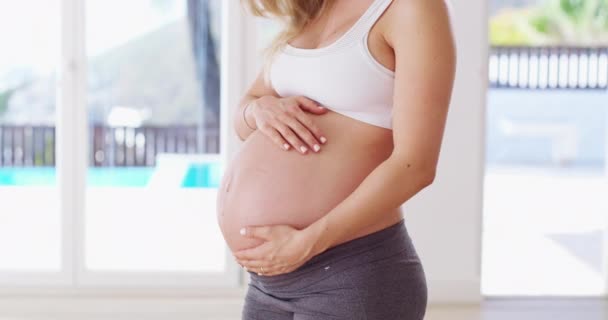 Мне нравится быть пузатым. 4К видео, где неузнаваемая женщина массирует свой беременный живот. — стоковое видео