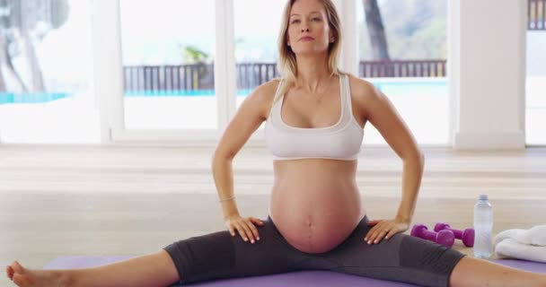 Prenatální jóga může být lékem na to, co vás trápí — Stock video