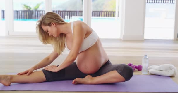 Sträck ut det under den sista sträckan av graviditeten — Stockvideo