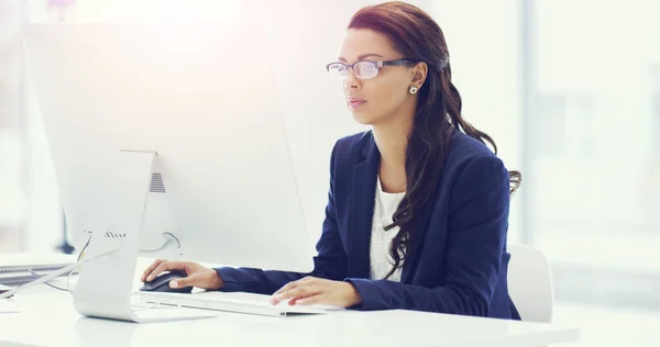 Hon har ett mål i åtanke. Beskuren bild av en attraktiv ung affärskvinna som arbetar på sin dator på kontoret. — Stockfoto