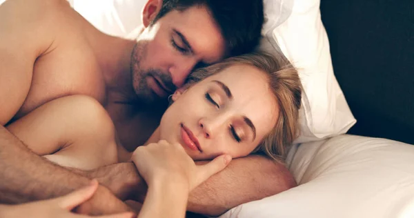 Trovare conforto tra le braccia. Colpo ad angolo alto di una giovane coppia affettuosa che dorme a letto insieme. — Foto Stock