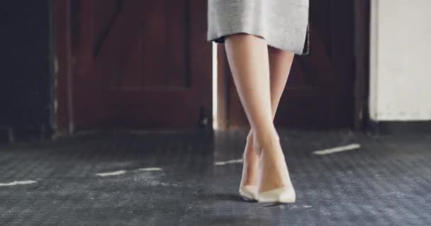 Es ist eine Entschlossenheit in ihrem Schritt. 4k-Video einer unkenntlichen Frau in High Heels, die ins Fitnessstudio geht. — Stockvideo
