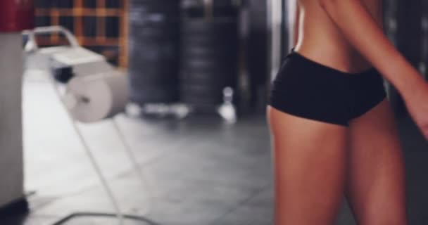 Redo för nästa träning. 4k video av en oigenkännlig kvinna i fitness klädsel promenader genom gymmet. — Stockvideo