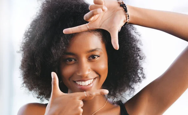 Qual é o seu quadro de referência? Retrato de uma jovem mulher confiante fazendo uma moldura de dedo. — Fotografia de Stock
