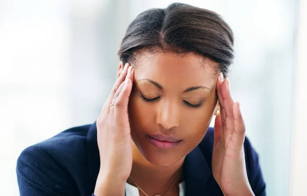 Nichts erdrückt eine Karriere so sehr wie Stress. Aufnahme einer jungen Geschäftsfrau, die Stress erlebt, während sie in einem modernen Büro arbeitet. — Stockfoto