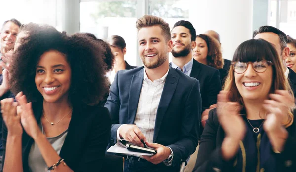 Nada dice "presentación exitosa" como una audiencia participativa — Foto de Stock