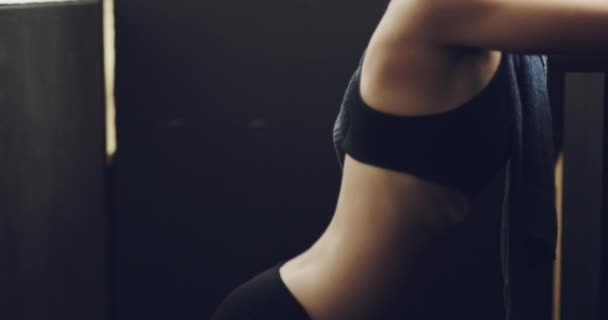 Che allenamento! 4k video di una giovane donna attraente che sembra esausta nello spogliatoio dopo un allenamento. — Video Stock