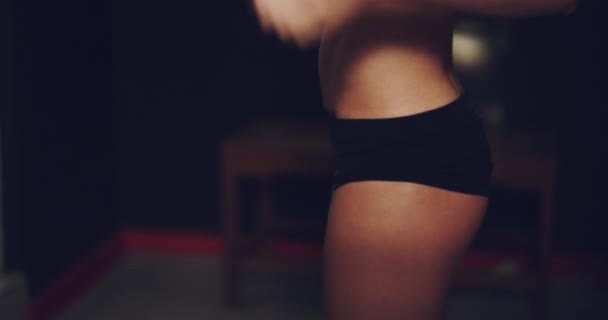 Den bästa formen av hämnd är en sexig kropp. — Stockvideo