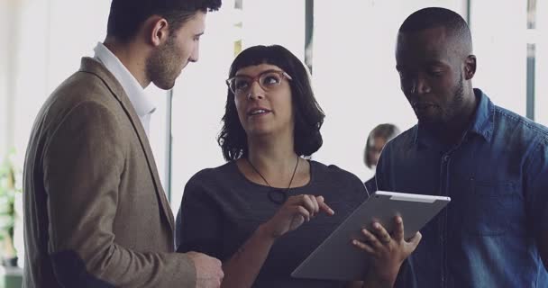 Hanno un'idea, gente. Video 4K di un gruppo di uomini d'affari che parlano insieme su un tablet digitale in un ufficio moderno. — Video Stock