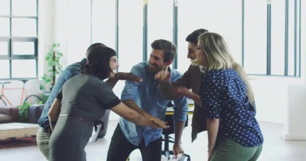 Celebrando el éxito del equipo. Imágenes de video 4K de un grupo de compañeros de trabajo celebrando el éxito en una oficina moderna. — Vídeo de stock