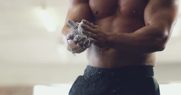 Memastikan cengkeramannya kuat. 4k video dari seorang pria berotot dikenali memompa besi di gym. — Stok Video