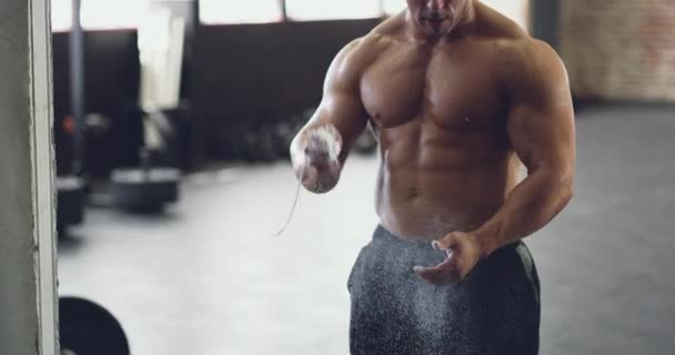 The embodiment of masculinity. 4k video of a muscular young man pumping iron in the gym. — Stock Video