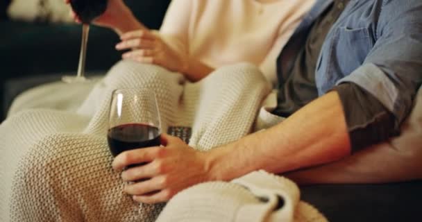 Haciendo tiempo para el romance. Imágenes de video 4K de una feliz pareja joven disfrutando de una copa de vino durante una noche romántica en casa. — Vídeo de stock
