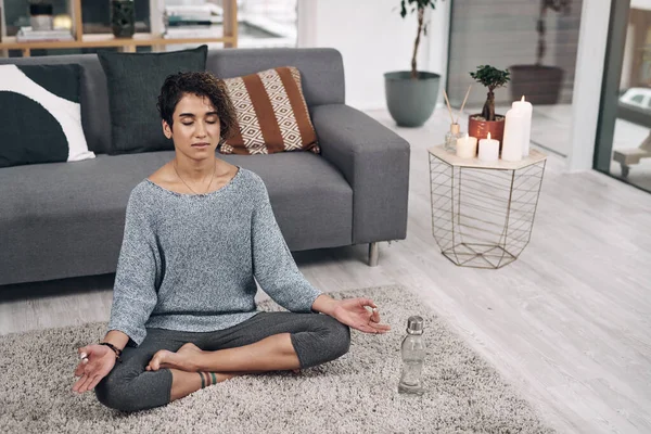 Yaşam tarzı revize edildi. Evde, dinlenme odasında meditasyon yapan çekici bir genç kadının fotoğrafı.. — Stok fotoğraf