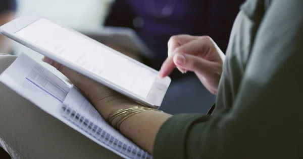 Utilizar la tecnología para aumentar la productividad. 4k video de una mujer de negocios trabajando en una tableta digital en una oficina. — Foto de Stock