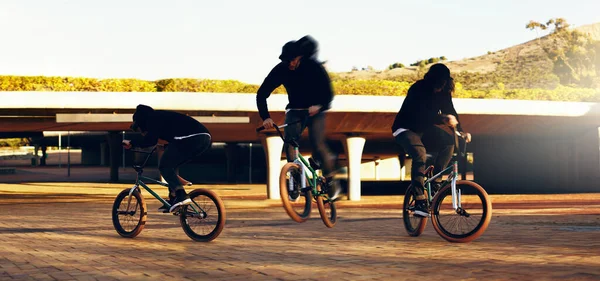 완벽 한 기술을 착륙시켜. 도시에서 트릭을 하고 있는 젊은 BMX 기수의 전체 길이 촬영. — 스톡 사진