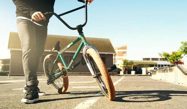 거리로 가져가는 거야. 외부에서 신원을 알 수없는 남성 BMX 자전거의 교차 사격. — 스톡 사진