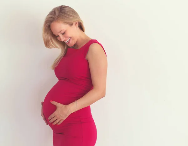 Вона могла бути щасливішою. Обрізаний знімок красивої молодої вагітної жінки, що стоїть у її будинку . — стокове фото