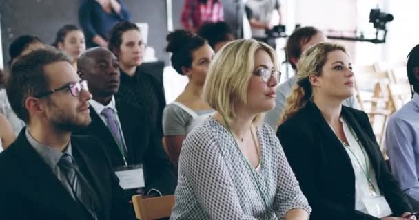 Tengo algo que decir que están escuchando. 4k video filmación de una audiencia de empresarios en una conferencia. — Vídeo de stock