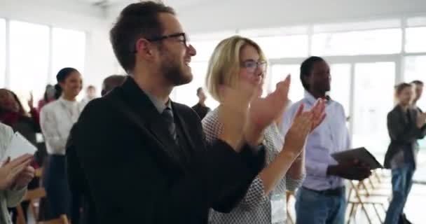 Prezentacje wyróżniają się owacjami na stojąco. 4k wideo z publicznością szczęśliwych ludzi klaskających na konferencji biznesowej. — Wideo stockowe