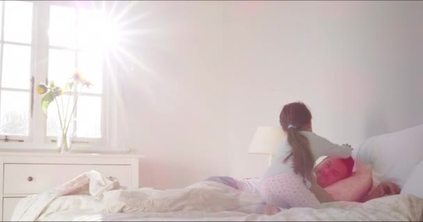 Wakker worden Pa, het is tijd om de dag te beginnen. 4k video beelden van een schattig klein meisje wakker haar vader thuis. — Stockvideo