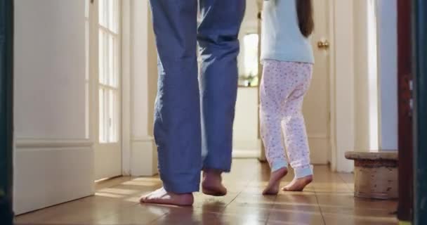 Chodźmy zobaczyć, co na śniadanie. Nagranie wideo 4k nierozpoznawalnego taty i córki idących w kierunku kuchni w domu. — Wideo stockowe