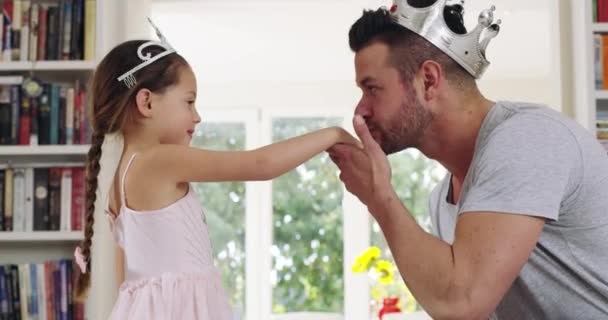 Zbožňuje tanec s ní. 4k video záběry mladého otce a jeho dcery tancující doma. — Stock video