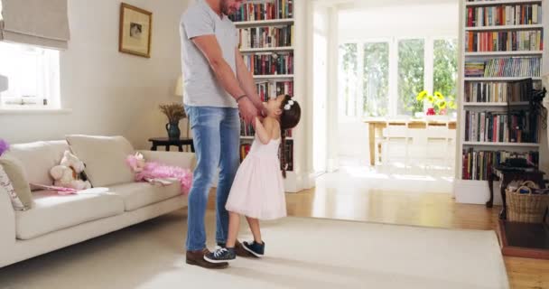 Hou me vast, ik zal je laten zien hoe. 4k video beelden van een jonge vader en zijn dochter dansen thuis. — Stockvideo