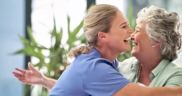 Ze is er altijd om te helpen. 4k video beelden van een lachende dokter knuffelen een senior vrouw in een ziekenhuis na haar wat goed nieuws. — Stockvideo