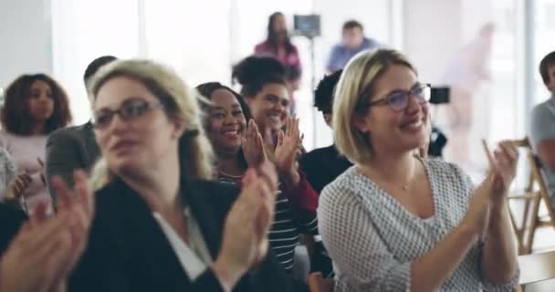 情熱を刺激するプレゼンテーション。ビジネス会議で拍手する幸せな人々の聴衆の4kビデオ映像. — ストック動画
