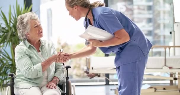 Haar patiënten in de stemming houden. 4k videobeelden van een arts die medisch testresultaat uitlegt aan een oudere patiënt die in een rolstoel in een ziekenhuis zit. — Stockvideo