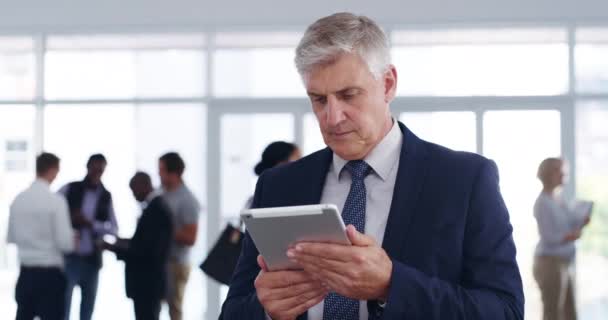 Auf dem Konferenzplan bleiben Tabs. 4k-Videomaterial eines gestandenen Geschäftsmannes mit einem digitalen Tablet in einem Kongresszentrum. — Stockvideo