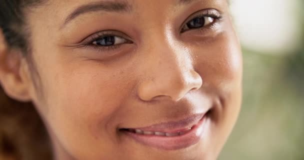 Giovane, fiducioso e sorridente. 4k video filmato una giovane donna sorridente. — Video Stock