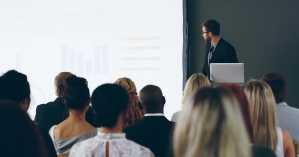 Presentazioni da paura, come fa il professionista. Video 4k di un giovane imprenditore che presenta una conferenza. — Video Stock