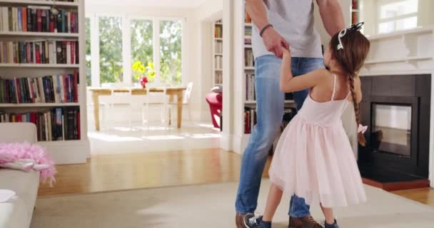 Estoy orgulloso de ti, mi niña. 4k video filmación de un apuesto joven papá bailando con su hija en casa. — Vídeos de Stock